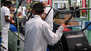 Ligne d'assemblage des tondeuses à moteur thermique dans l'usine Honda France Manufacturing, basée à Ormes (45).