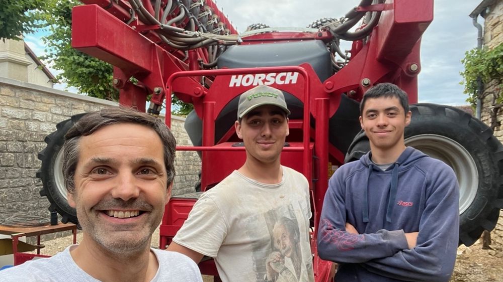 Sébastien Neveux et ses saisonniers Martin et Sovan de gauche à droite.