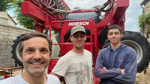 Depuis, Sébastien Neveux veille à la sécurité sur son exploitation agricole. De gauche à droite : ses saisonniers Martin et Sovan. Depuis, Sébastien Neveux veille à la sécurité sur son exploitation agricole. De gauche à droite : ses saisonniers Martin et Sovan.
