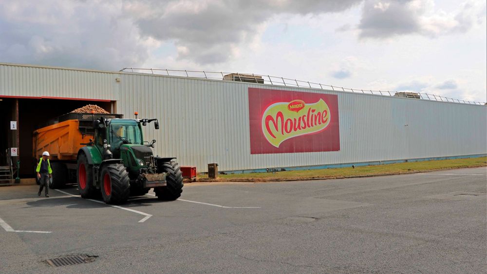 Tracteurs devant l'usine Mousline