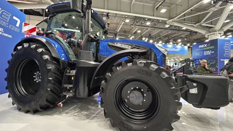 La cabine ouvre les possibilités en matière de connectivité, d’utilisation du guidage GPS, de télémétrie, de confort de travail et de visibilité pour le chauffeur.