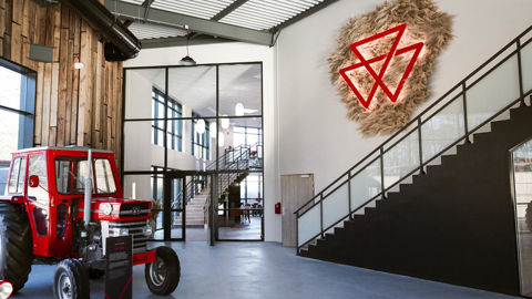 L’Agrispace, le nouveau bâtiment créé par Massey Ferguson à proximité de son usine de Beauvais devrait servir d’outil pour promouvoir la marque et les produits. L’Agrispace, le nouveau bâtiment créé par Massey Ferguson à proximité de son usine de Beauvais devrait servir d’outil pour promouvoir la marque et les produits.
