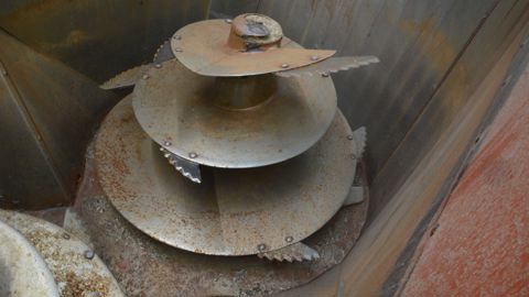 Vis dans une cuve de mélangeuse