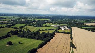 Pour les aides à l'hectare, la Commission européenne veut introduire un plafond de 100 000 € pour toutes les exploitations contrôlées par une même personne morale ou physique. Pour les aides à l'hectare, la Commission européenne veut introduire un plafond de 100 000 € pour toutes les exploitations contrôlées par une même personne morale ou physique.