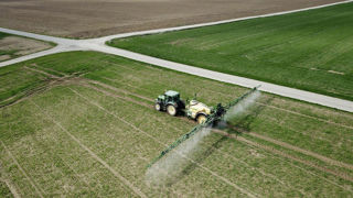La loi Duplomb restaure la possibilité de combiner vente et conseil phyto pour les distributeurs, mais pas pour les industries de protection des plantes. La loi Duplomb restaure la possibilité de combiner vente et conseil phyto pour les distributeurs, mais pas pour les industries de protection des plantes.