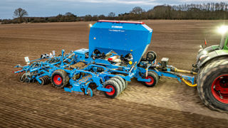 Lemken introduit le Solitair PT, un semoir traîné de 6 m de large, muni d'une herse rotative. Lemken introduit le Solitair PT, un semoir traîné de 6 m de large, muni d'une herse rotative.