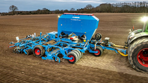 Lemken introduit le Solitair PT, un semoir traîné de 6 m de large, muni d'une herse rotative. Lemken introduit le Solitair PT, un semoir traîné de 6 m de large, muni d'une herse rotative.