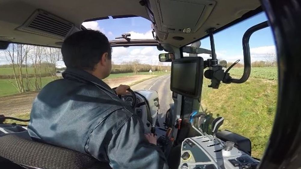 Agriculteur au volant d'un tracteur Agriculteur au volant d'un tracteur