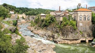 Le Saut du Sabo est situé à seulement 9 kilomètres de la cité épiscopale d'Albi, classée à l’Unesco. Le Saut du Sabo est situé à seulement 9 kilomètres de la cité épiscopale d'Albi, classée à l’Unesco.