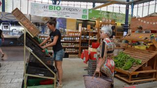 Margot Debruyne (ici sur la photo) et son mari Mathieu, de M’Bio Jardin, ont abandonné leur stand sur le marché de plein vent au profit de celui, partagé, dans les halles.