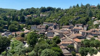 La cité de Labeaume est blottie au pied des falaises de l'Ardèche.. La cité de Labeaume est blottie au pied des falaises de l'Ardèche..