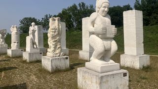 Dans l'ancienne carrière de Crazannes, en Charente-Maritime, 365 pierres et statuts retracent un savoir-faire vieux de 2 000 ans. Dans l'ancienne carrière de Crazannes, en Charente-Maritime, 365 pierres et statuts retracent un savoir-faire vieux de 2 000 ans.