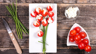 Les tomates tulipes égaieront votre buffet apéritif cet été. Les tomates tulipes égaieront votre buffet apéritif cet été.