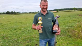 Simon Dumontet, éleveur dans le Charolais, a été élu le 21 mai 2025 champion de France de pose de clôture. Simon Dumontet, éleveur dans le Charolais, a été élu le 21 mai 2025 champion de France de pose de clôture.