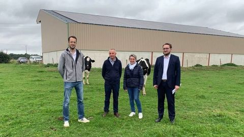 Mathieu Poirier conseiller nergies de la chambre d'agriculture de Normandie Didier et Nelly Vandermeersc polyculteurs-leveurs dans l'Eure et Alexandre Rassart prsident du conseil dpartemental de l'Eure.