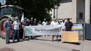 Manifestation au début de juillet 2025 devant le tribunal de Quimper en soutien aux agriculteurs pris au piège par la liquidation de SDMA. Manifestation au début de juillet 2025 devant le tribunal de Quimper en soutien aux agriculteurs pris au piège par la liquidation de SDMA.