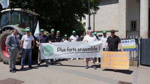 Manifestation au début de juillet 2025 devant le tribunal de Quimper en soutien aux agriculteurs pris au piège par la liquidation de SDMA. Manifestation au début de juillet 2025 devant le tribunal de Quimper en soutien aux agriculteurs pris au piège par la liquidation de SDMA.