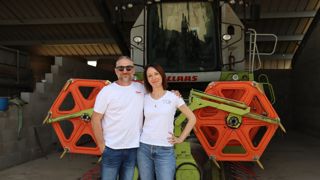 Conor l'agricultor partage sa vie d'agriculteur sur Tik Tok, filmé par sa femme Angélique.