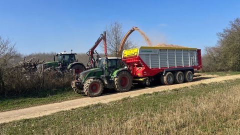 Les agriculteurs peuvent déléguer une partie du chantier, notamment le déchiquetage, à la Cuma Haie'nergie.