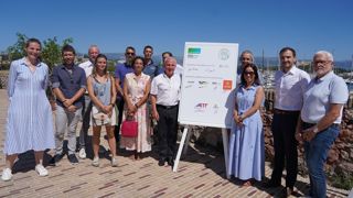 Signature de la charte nationale « Arrosez utile, cultivez la vie ! » à Antibes Juan-les-Pins, le 10 juillet 2025, en compagnie de représentants locaux et de nombreuses fédérations professionnelles : UNEP, FFP, VERDIR, HORTIS et AITF.