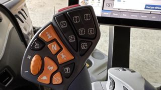 Le bouton qui commande déclenche l'execution des séquences en fourrière est placé sur la droite du joystick, sous le pavé des distributeurs. Le bouton qui commande déclenche l'execution des séquences en fourrière est placé sur la droite du joystick, sous le pavé des distributeurs.