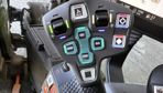 Les boutons dédiés aux séquences de fourrières sont les 4 touches turquoises au centre du joystick.