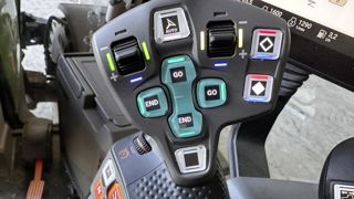 Les boutons dédiés aux séquences de fourrières sont les 4 touches turquoises au centre du joystick. Les boutons dédiés aux séquences de fourrières sont les 4 touches turquoises au centre du joystick.