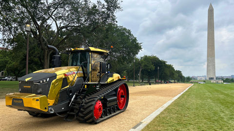 Pour marquer la semaine du grand marché des agriculteurs américain, le groupe Agco a exposé en août un chenillard Fendt 1167 MT fabriqué dans son usine de Jackson, au Minnesota, de couleur dorée devant l’obélisque du Capitole à Washington. Pour marquer la semaine du grand marché des agriculteurs américain, le groupe Agco a exposé en août un chenillard Fendt 1167 MT fabriqué dans son usine de Jackson, au Minnesota, de couleur dorée devant l’obélisque du Capitole à Washington.