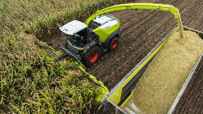 Les fonctions Cemos Auto Performance (ajustement de la vitesse d’avancement) et Cemos Auto Crop Flow (gestion intelligente du régime moteur) assistent le conducteur.