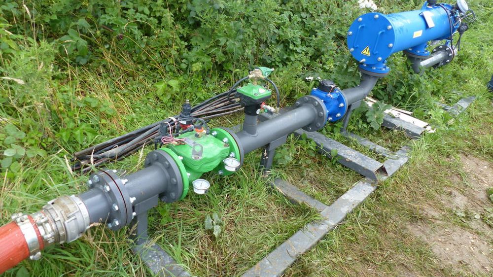 Les projets d'irrigation imposent de mettre en place des systèmes de pompage et de distribution d'eau sur mesure.