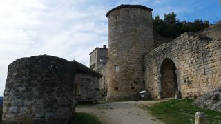 Dans le Tarn, la cité fortifiée de Puycelsi figure parmi les plus beaux villages de France.