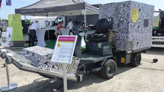La machine compacte de Keckex, une des médailles d'or du salon, ici avec une décoration spécifique pour son lancement. Le véhicule porteur est entièrement électrique à batteries au Li-ion de 48 V. Le travail s'effectue avec un procédé breveté avec des brosses spéciales et nettoyage vapeur.