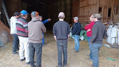 Les groupes se composent d'agriculteurs en difficulté, de paysans bénévoles et d'animateurs de Solidarité Paysans. Les groupes se composent d'agriculteurs en difficulté, de paysans bénévoles et d'animateurs de Solidarité Paysans.