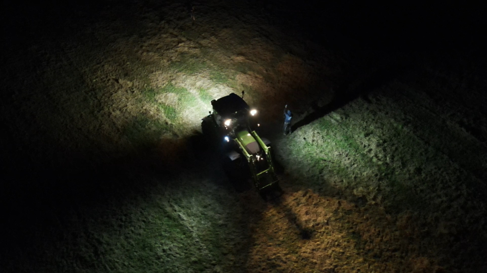 Nous avons attendus la nuit pour photographier les tracteurs tous feux allumés. Nous avons attendus la nuit pour photographier les tracteurs tous feux allumés.