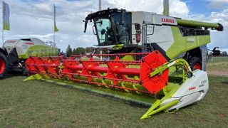 Pour les 30 ans de la Lexion, Claas présente la 8 500, qui affiche 549 ch. La cabine a fait l’objet d’un soin particulier avec des équipements toujours plus ergonomiques et confortables. Pour les 30 ans de la Lexion, Claas présente la 8 500, qui affiche 549 ch. La cabine a fait l’objet d’un soin particulier avec des équipements toujours plus ergonomiques et confortables.