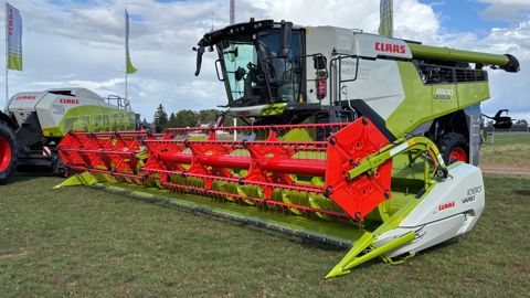 Pour les 30 ans de la Lexion, Claas présente la 8 500, qui affiche 549 ch. La cabine a fait l’objet d’un soin particulier avec des équipements toujours plus ergonomiques et confortables.