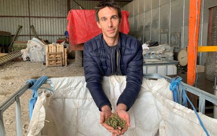 Florian Ballot avec des ses mains du  tourteau de colza ou tournesol