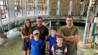 Alexandre (à gauche) et Guy Varenne, entourés de leurs enfants respectifs, Louna, Maxence, Noé et Enzo, apprécient au quotidien leur salle de traite rotative. Alexandre (à gauche) et Guy Varenne, entourés de leurs enfants respectifs, Louna, Maxence, Noé et Enzo, apprécient au quotidien leur salle de traite rotative.