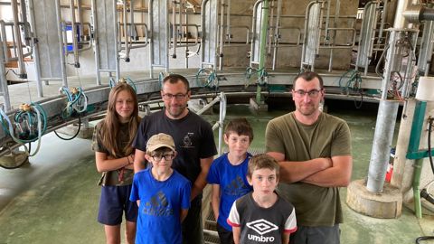 Alexandre (à gauche) et Guy Varenne, entourés de leurs enfants respectifs, Louna, Maxence, Noé et Enzo, apprécient au quotidien leur salle de traite rotative. Alexandre (à gauche) et Guy Varenne, entourés de leurs enfants respectifs, Louna, Maxence, Noé et Enzo, apprécient au quotidien leur salle de traite rotative.