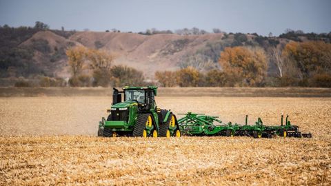 Les produits de grande valeur tel que ce 9RX autonome sont au cœur de la stratégie de développement de John Deere. Les produits de grande valeur tel que ce 9RX autonome sont au cœur de la stratégie de développement de John Deere.