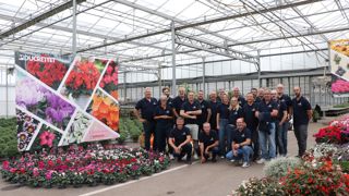 Depuis cet automne, les équipes commerciales et le service clients France de Syngenta Flowers ont rejoint les rangs de Ducrettet. Ici l’équipe au complet lors d’une journée aux Ets Geny, en Alsace.