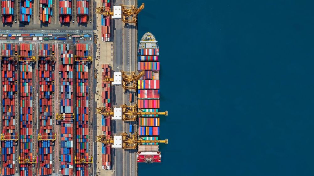 Chargement de containers dans un port Chargement de containers dans un port