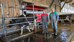 Dimitri Guérin et Philippe Bahier sont les premiers en Mayenne à avoir installé le pédiluve automatisé Hoofcount.