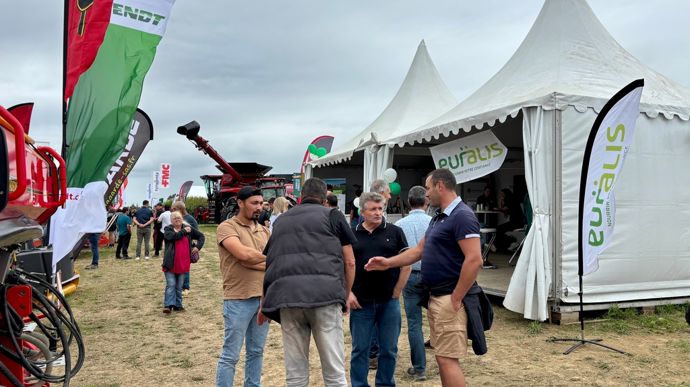 A la croisée du machinisme et des productions végétales, les Méca-Culturales, à Saint-Agnet (Landes), ont été un lieu d'échanges et de rencontres, comme ici devant le stand d'Euralis.