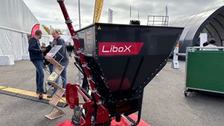 Le LiboX remet la litière profonde à niveau avec son bras latéral. Le LiboX remet la litière profonde à niveau avec son bras latéral.