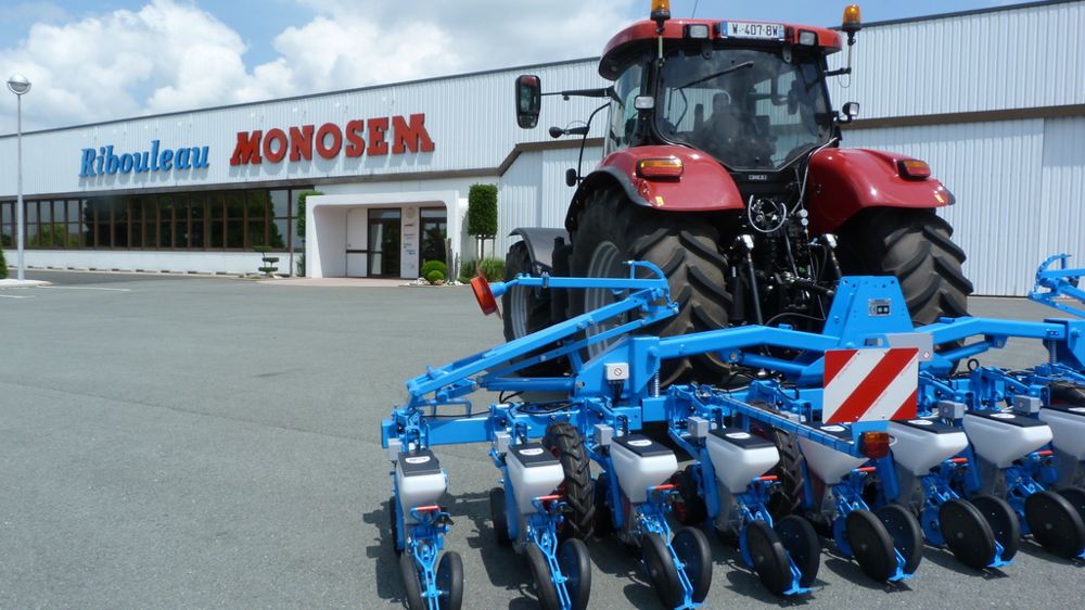 Le nom de Michel Ribouleau est associé a la belle réussite industrielle des semoirs monograines Monosem, à Largease (Deux-sèbres) mais aussi au sauvetage de l'usine de chargeurs frontaux Manip de Loudun (Vienne).