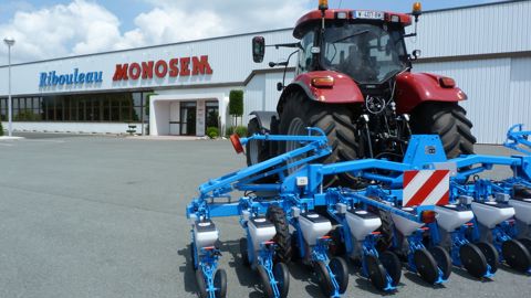 Le nom de Michel Ribouleau est associé a la belle réussite industrielle des semoirs monograines Monosem, à Largease (Deux-sèbres) mais aussi au sauvetage de l'usine de chargeurs frontaux Manip de Loudun (Vienne).