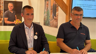 Daniel Peyraube, président de Maïsadour, et Jean-Michel Schaeffer, président de l’Itavi, ont signé un partenariat dans le but de former ses adhérents au bien-être animal et de l'éleveur. Daniel Peyraube, président de Maïsadour, et Jean-Michel Schaeffer, président de l’Itavi, ont signé un partenariat dans le but de former ses adhérents au bien-être animal et de l'éleveur.