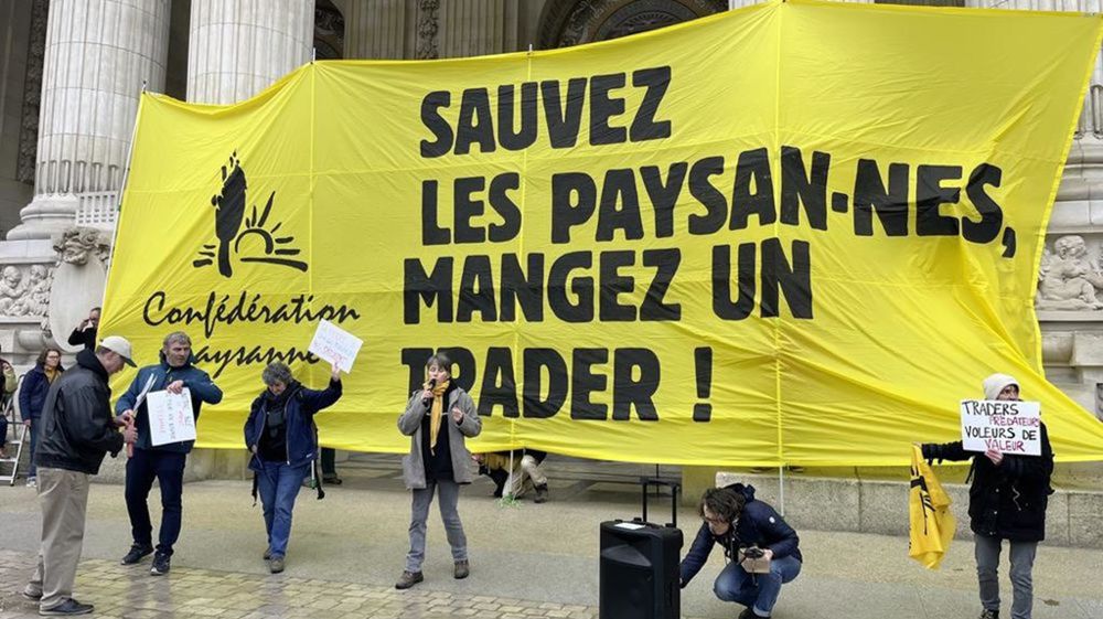 Le 14 octobre correspond aussi à la date de jugement de deux de membres de la CP, interpellés lors d'une manifestation contre une réunion européenne d'acteurs du commerce des céréales au Grand Palais.