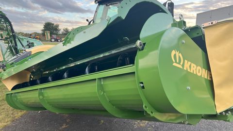 Le système Big Swath de Krone s’étend désormais à un autre modèle de la gamme, l’EasyCut B 880 CV BSS. Le système Big Swath de Krone s’étend désormais à un autre modèle de la gamme, l’EasyCut B 880 CV BSS.